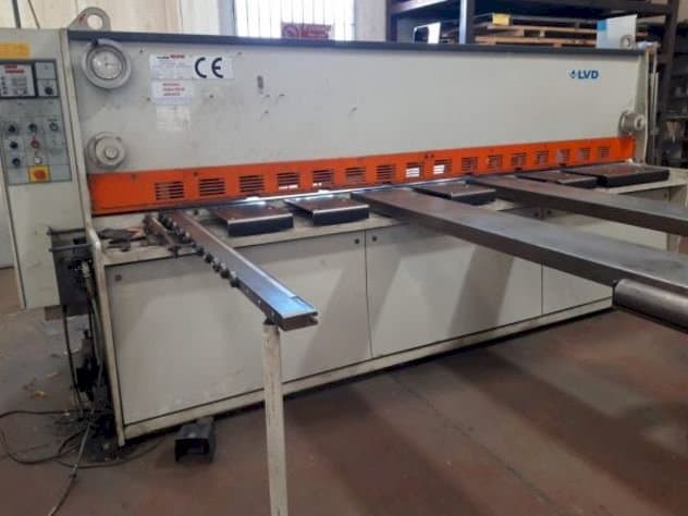 Frontansicht der LVD LDR 3000mm x 6mm Maschine