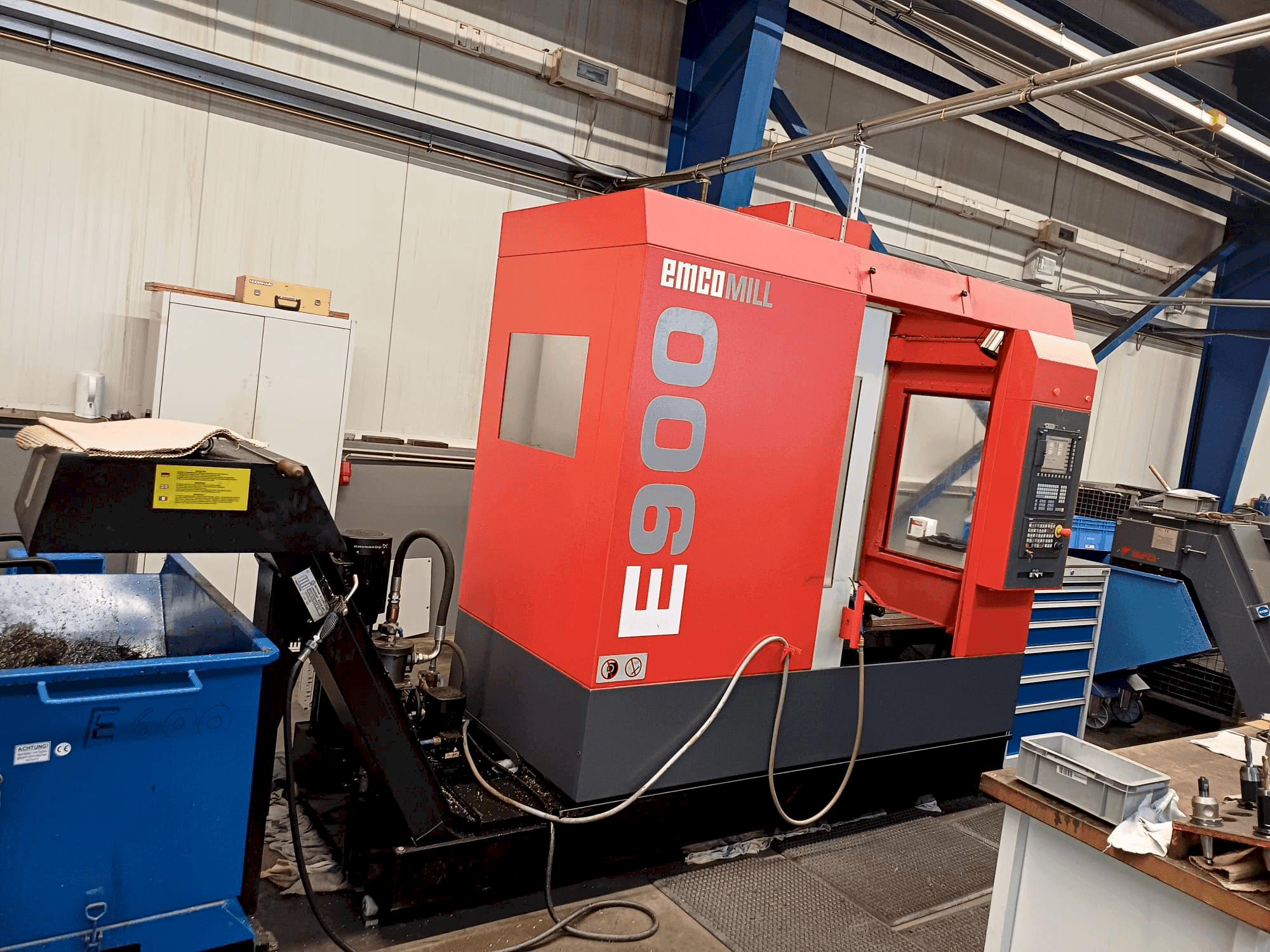 Frontansicht der EMCO EmcoMill E900  Maschine
