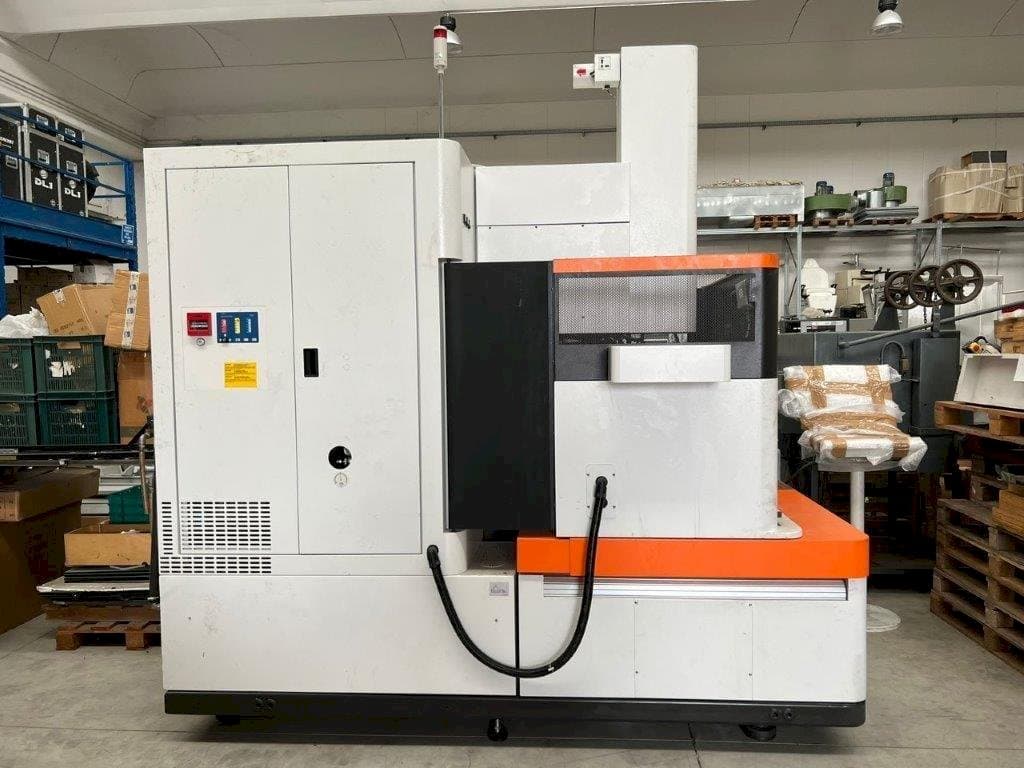 Frontansicht der AgieCharmilles FORM 30  Maschine