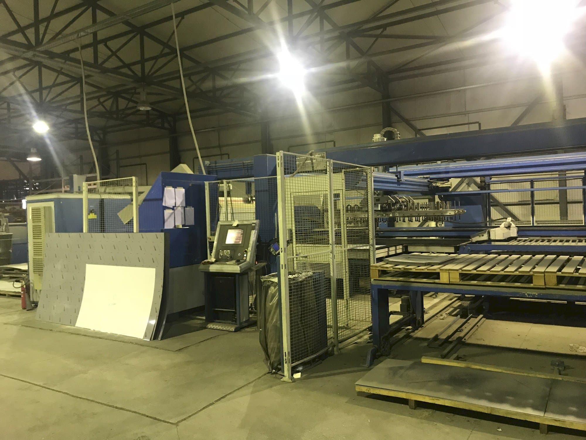 Frontansicht der Finn-Power LP6  Maschine