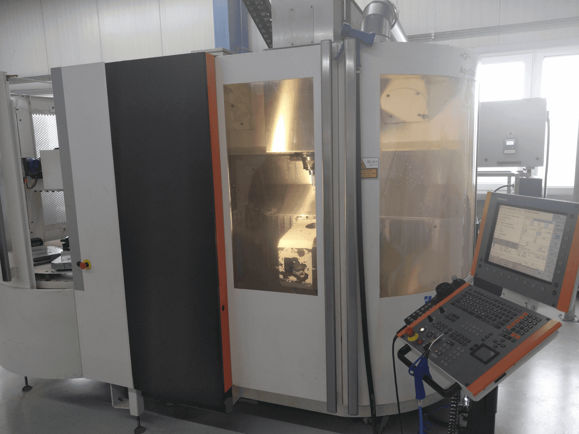 Frontansicht der +GF+ AGIE CHARMILLES MIKRON UCP 600 Vario  Maschine