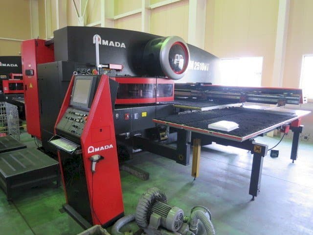 Frontansicht der AMADA EM 2510NT  Maschine