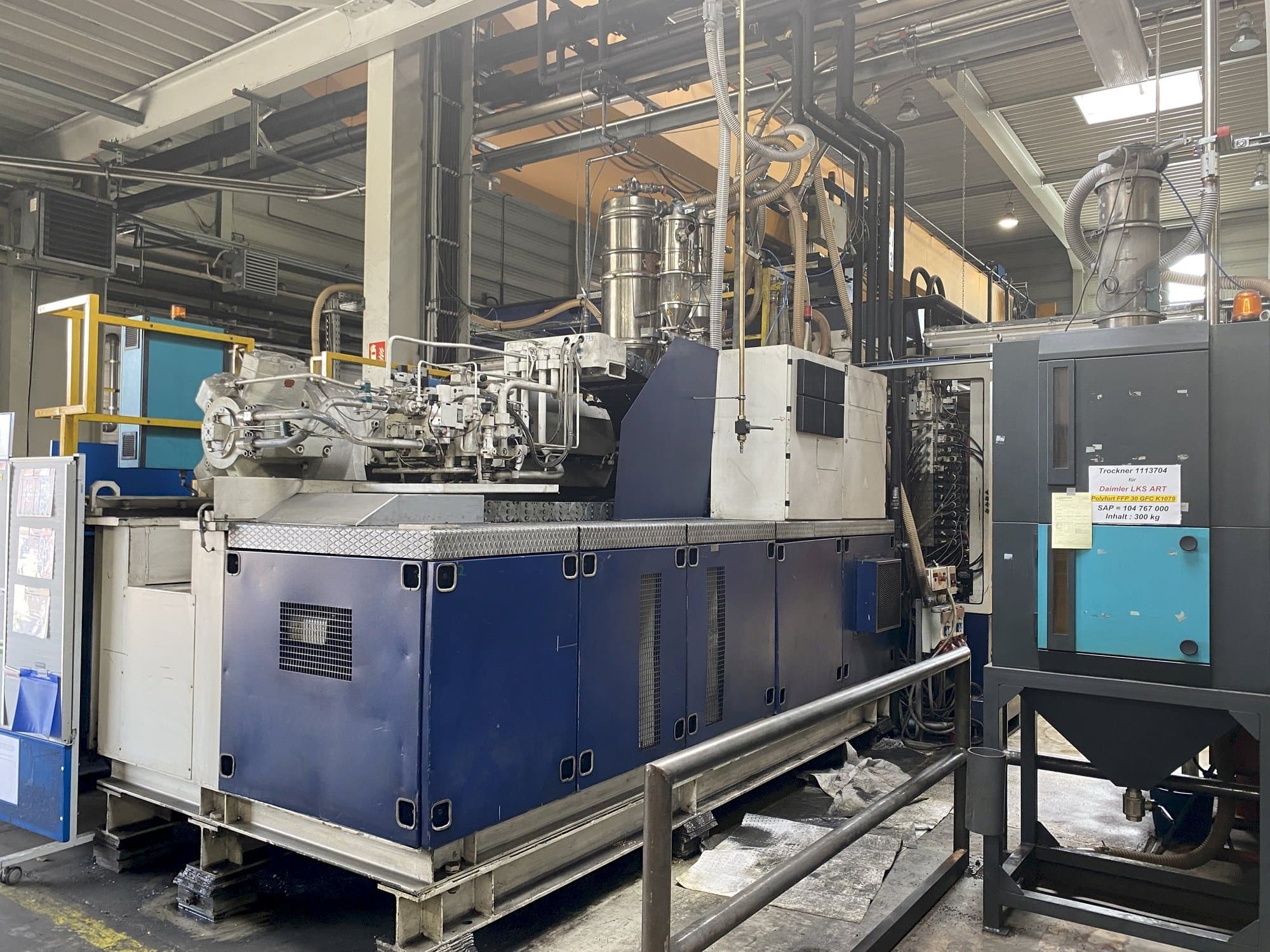 Frontansicht der Krauss Maffei 1600-8000 MC Maschine