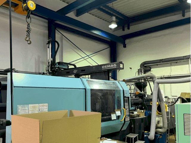 Frontansicht der DEMAG 500/900-5200  Maschine