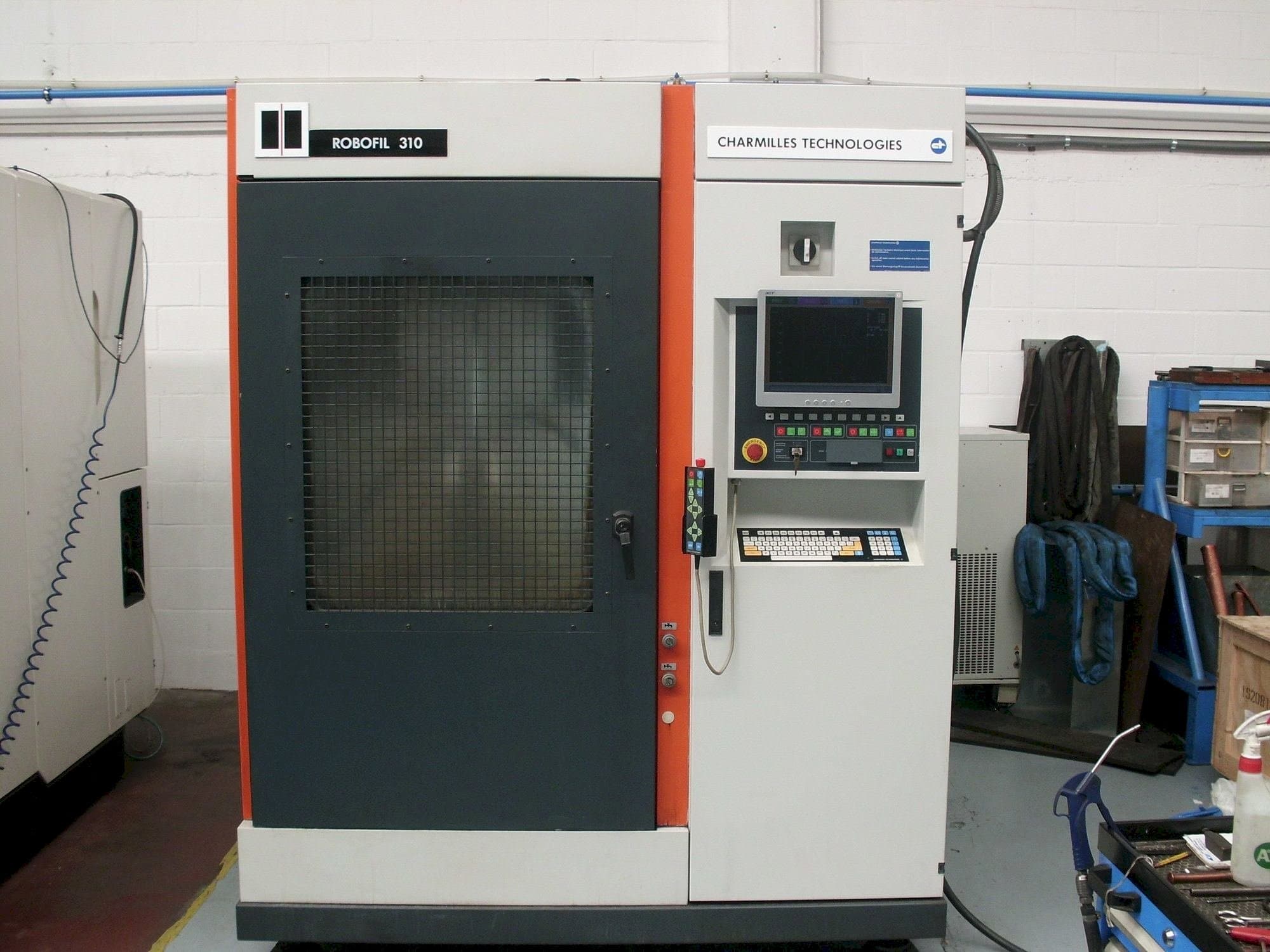 Frontansicht der CHARMILLES Robofil 310 Maschine