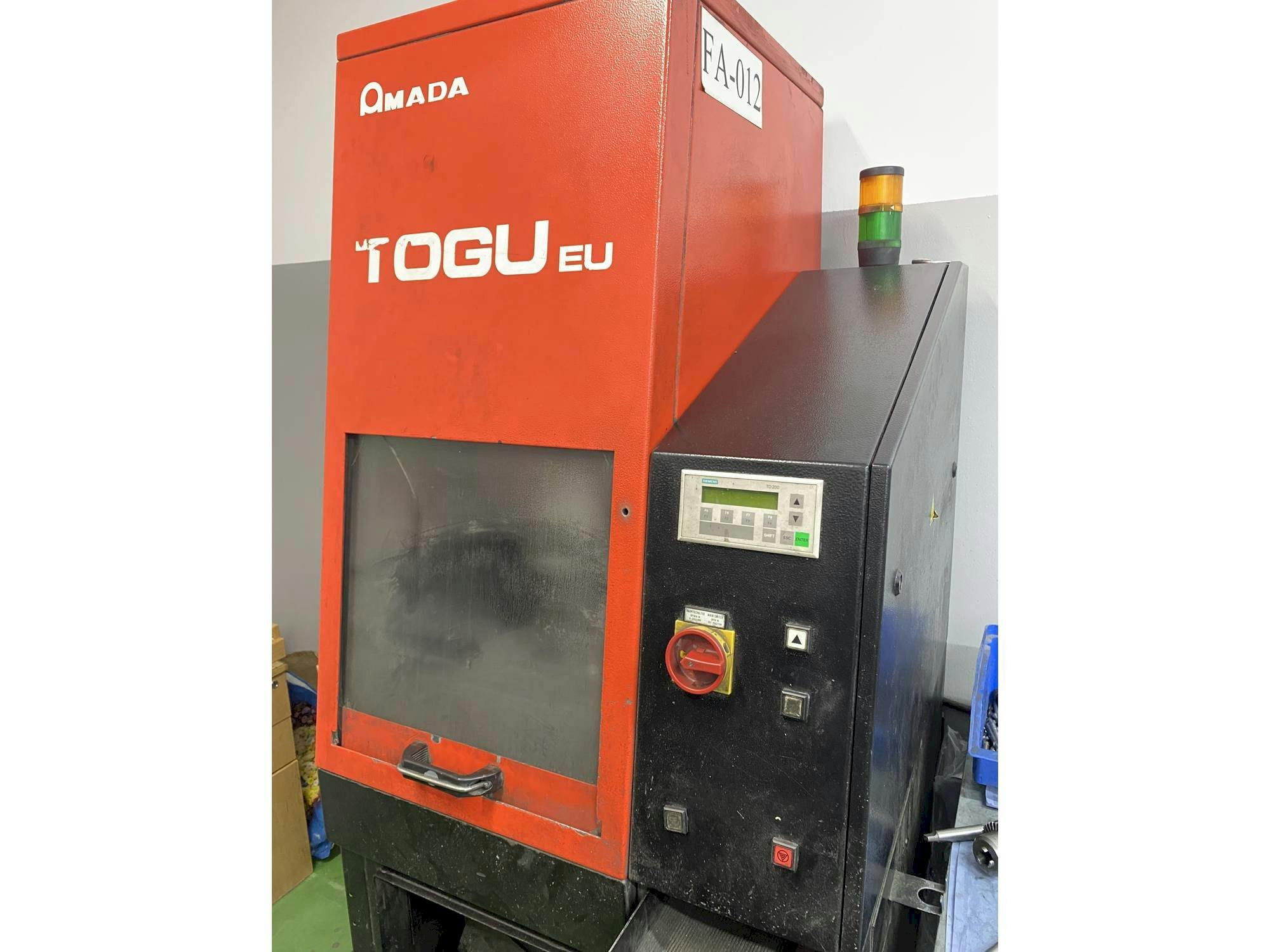 Frontansicht der AMADA Togu EU  Maschine