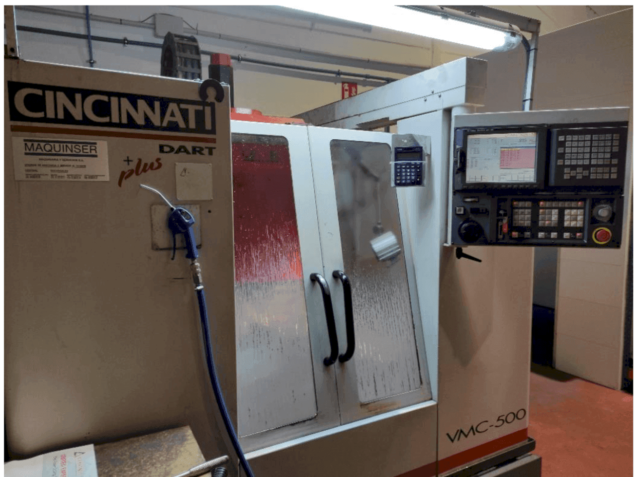 Frontansicht der Cincinnati Dart Plus VMC-500 Maschine