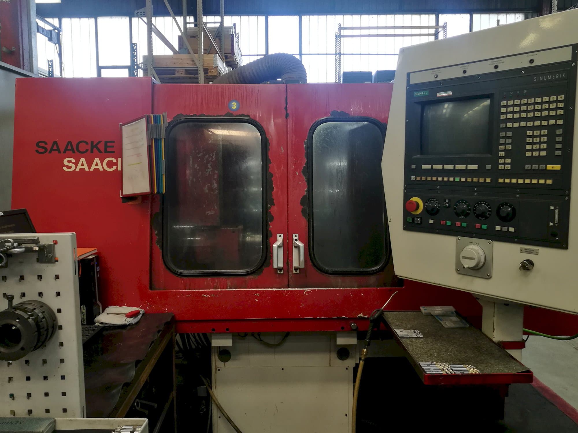 Frontansicht der SAACKE UWII CNC Maschine