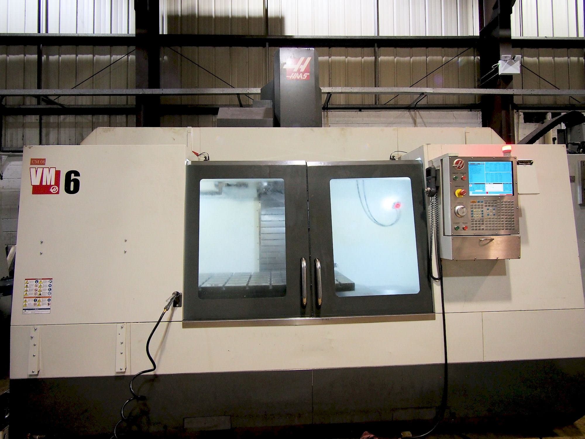 Frontansicht der HAAS VM-6 Maschine