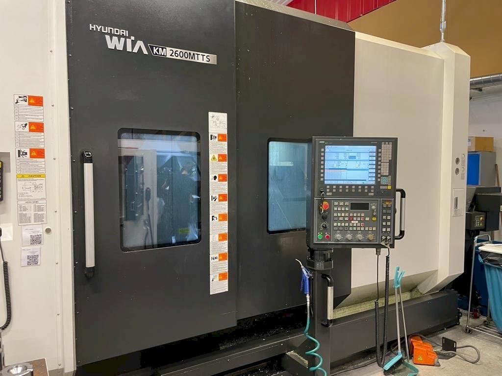 Frontansicht der Hyundai Wia KM 2600 MTTS Maschine