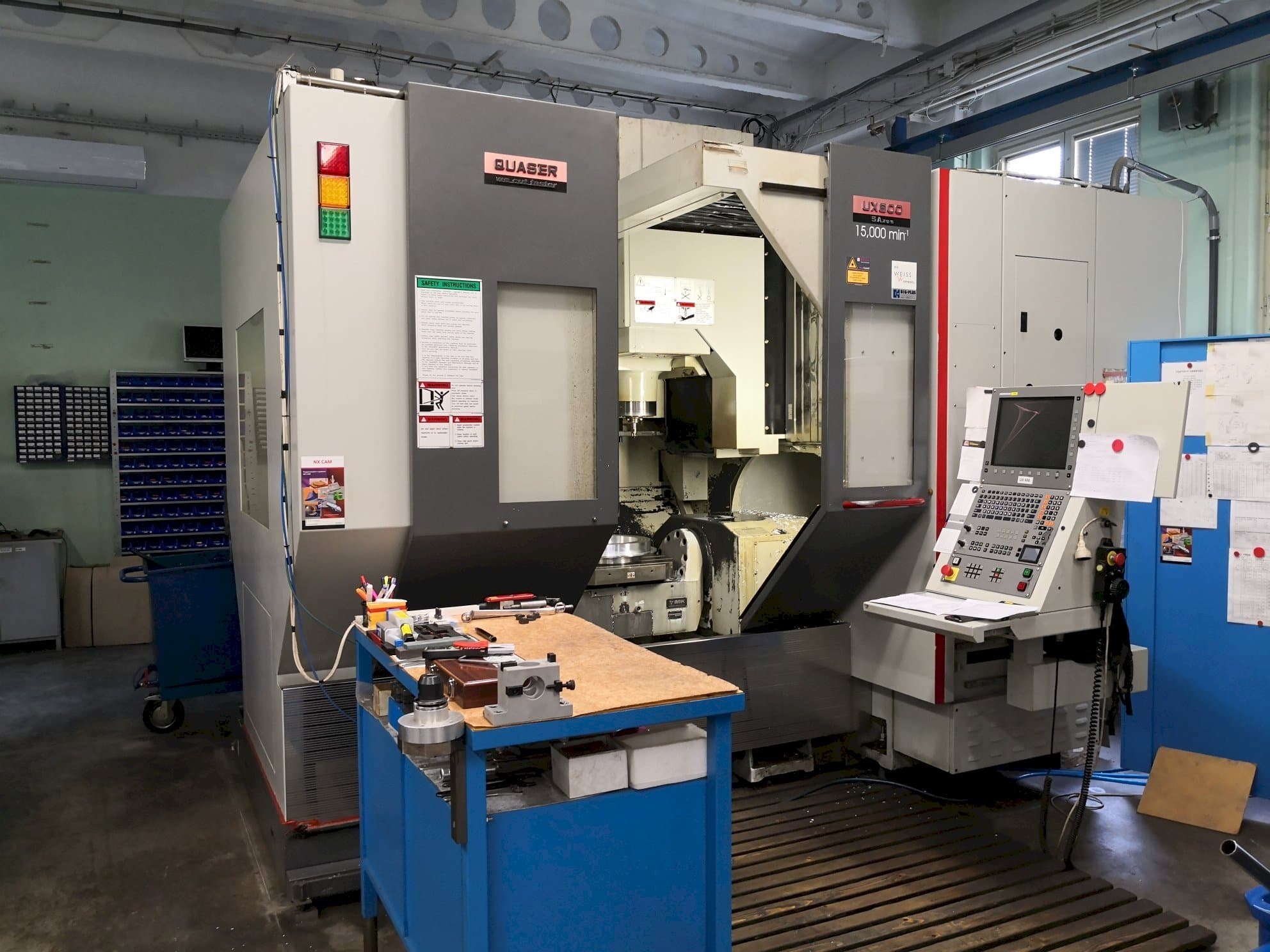 Frontansicht der Quaser UX-600 Maschine
