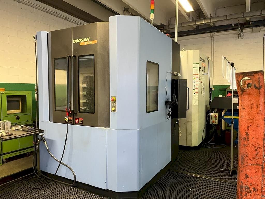 Linke Seitenansicht der Doosan HP5100 Maschine