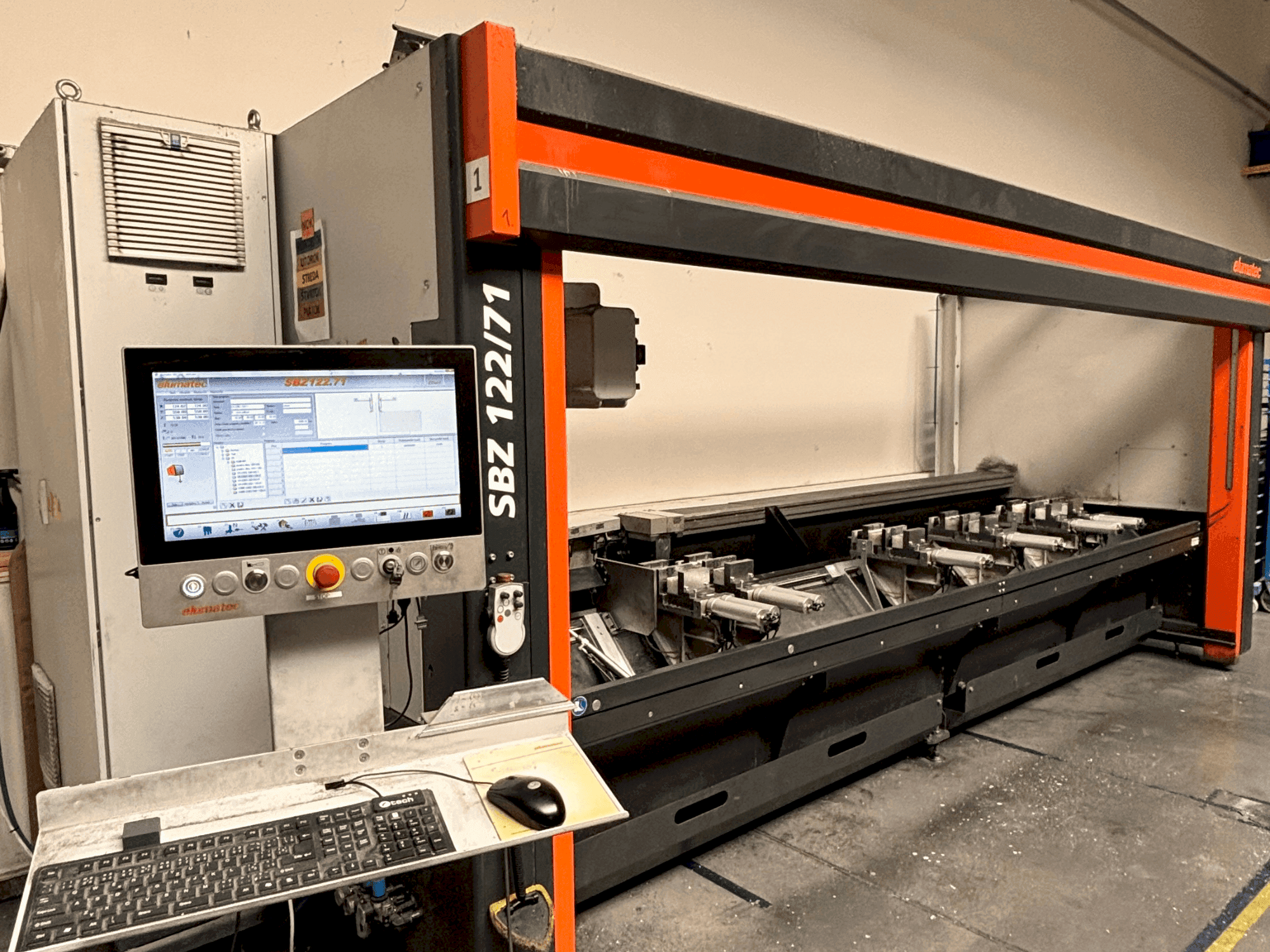 Frontansicht der Elumatec SBZ 122/71  Maschine