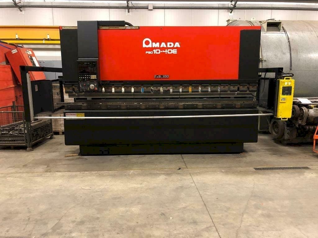 Frontansicht der AMADA 10-40E Maschine