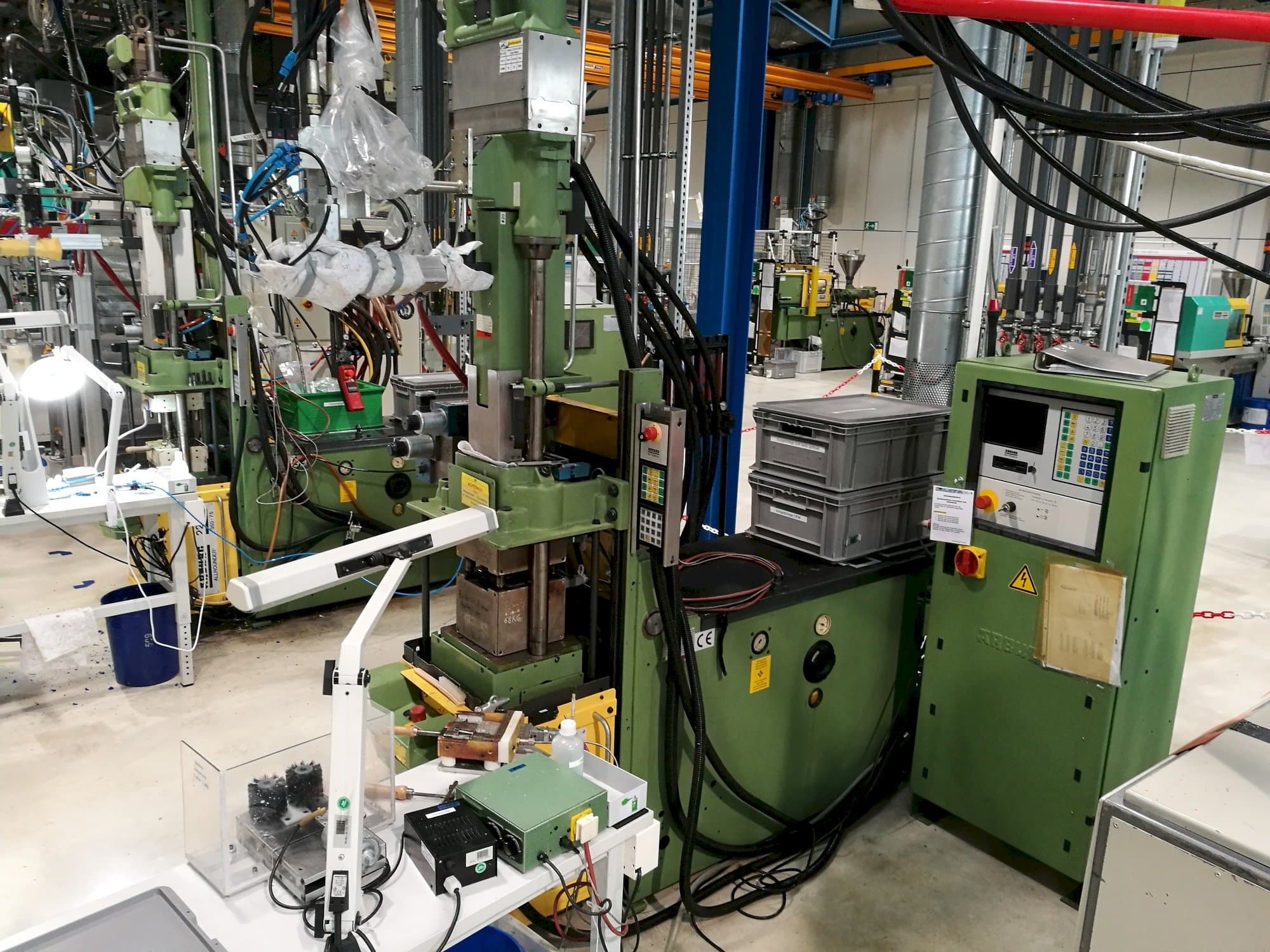 Frontansicht der Arburg 221M-350-75U Maschine
