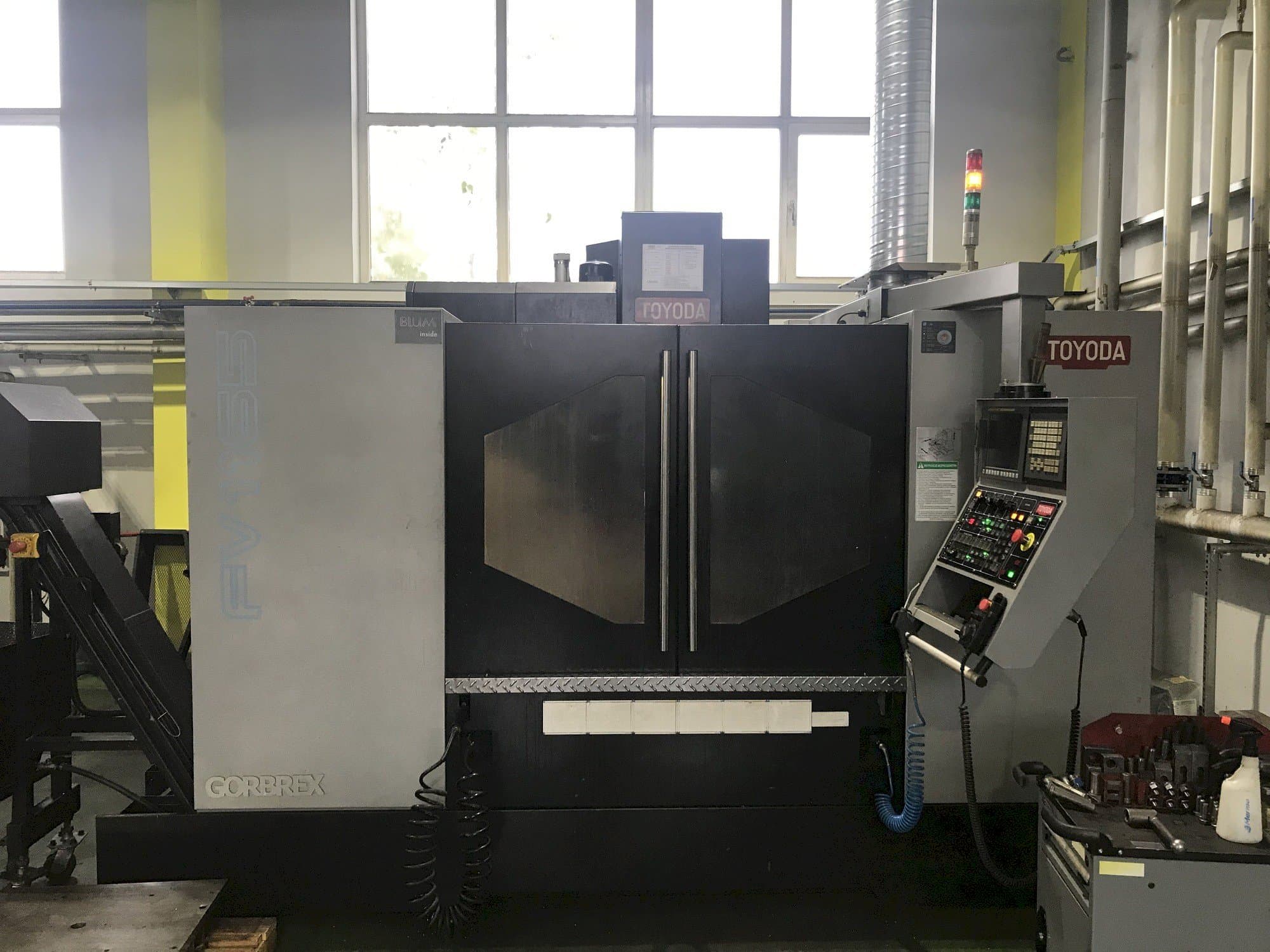 Frontansicht der TOYODA FV1165 Maschine
