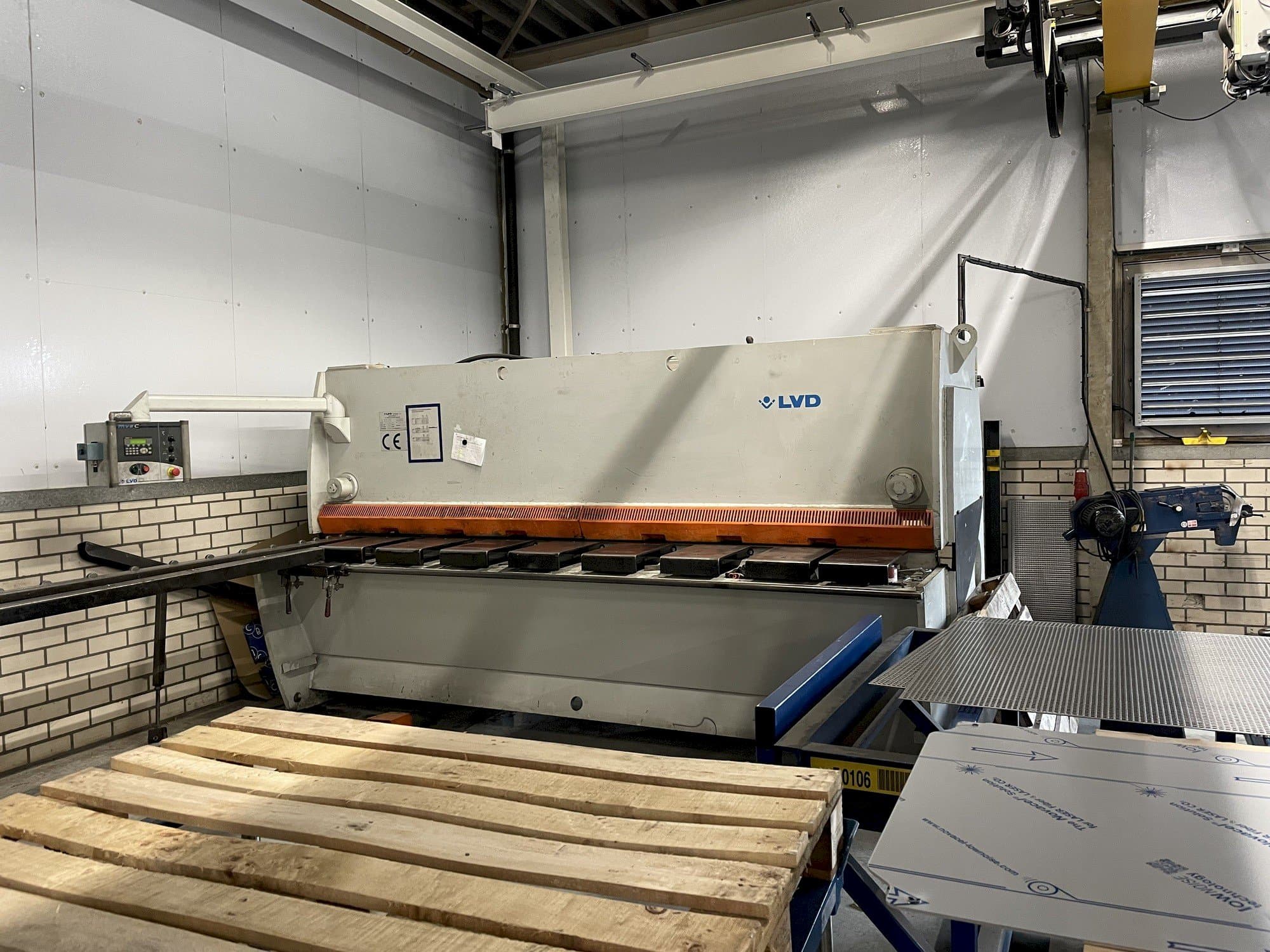 Frontansicht der LVD MVSC 06/31 Maschine