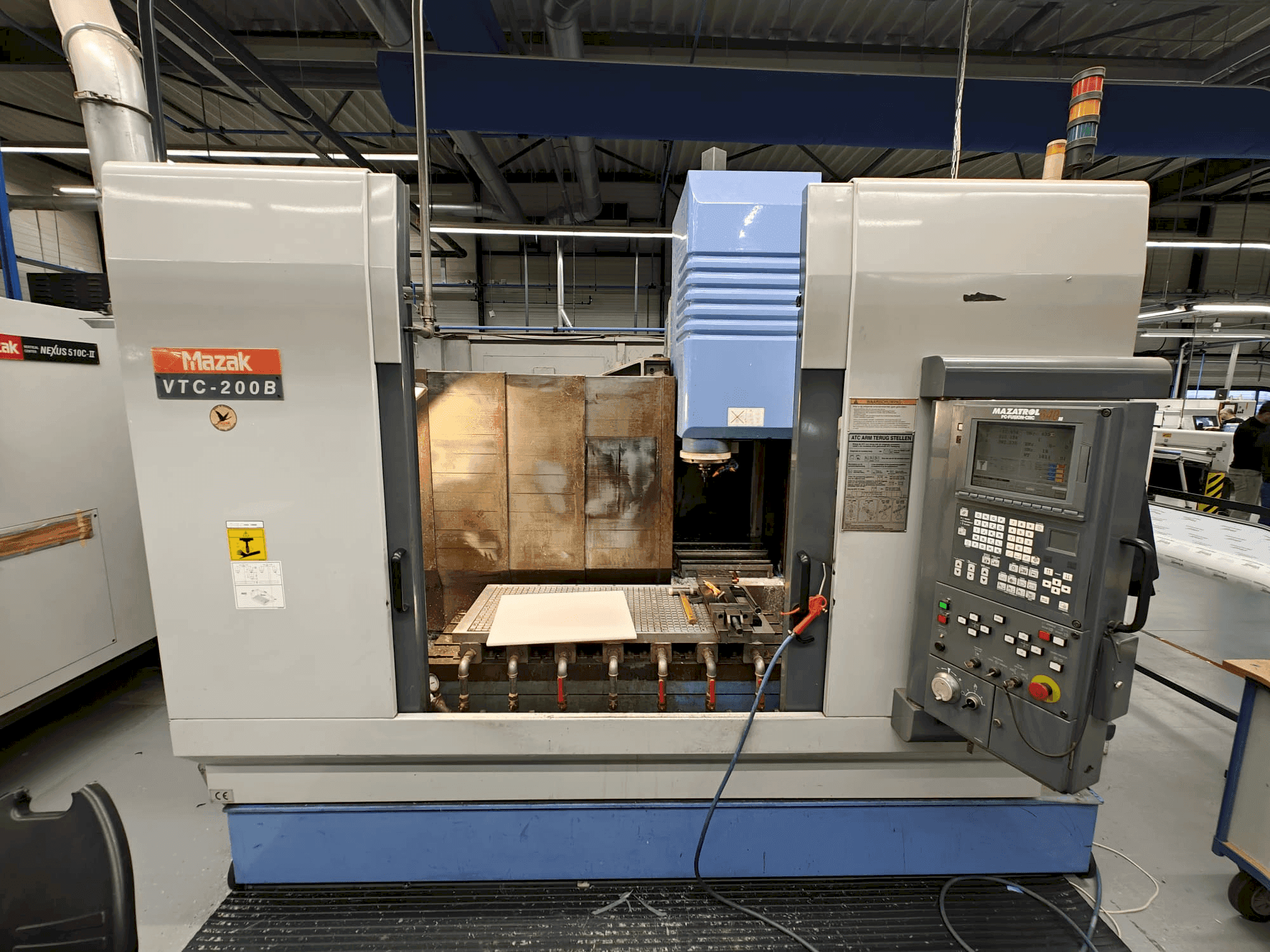 Frontansicht der Mazak VTC-200B Maschine