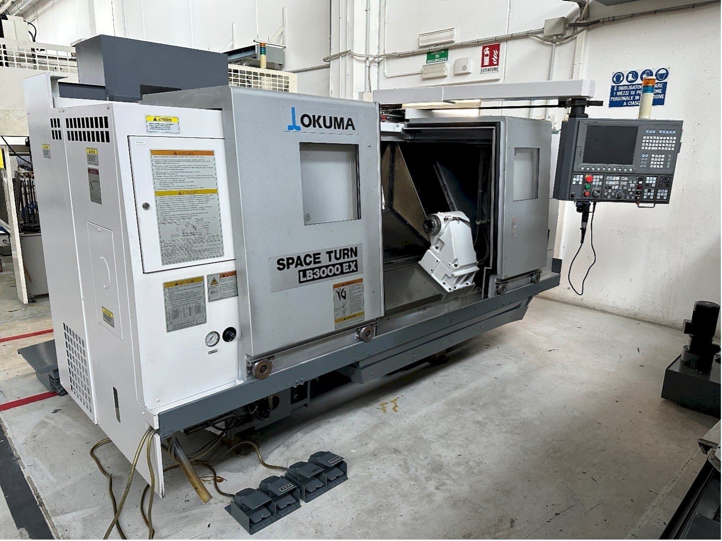 Frontansicht der Okuma LB 3000 EX Maschine