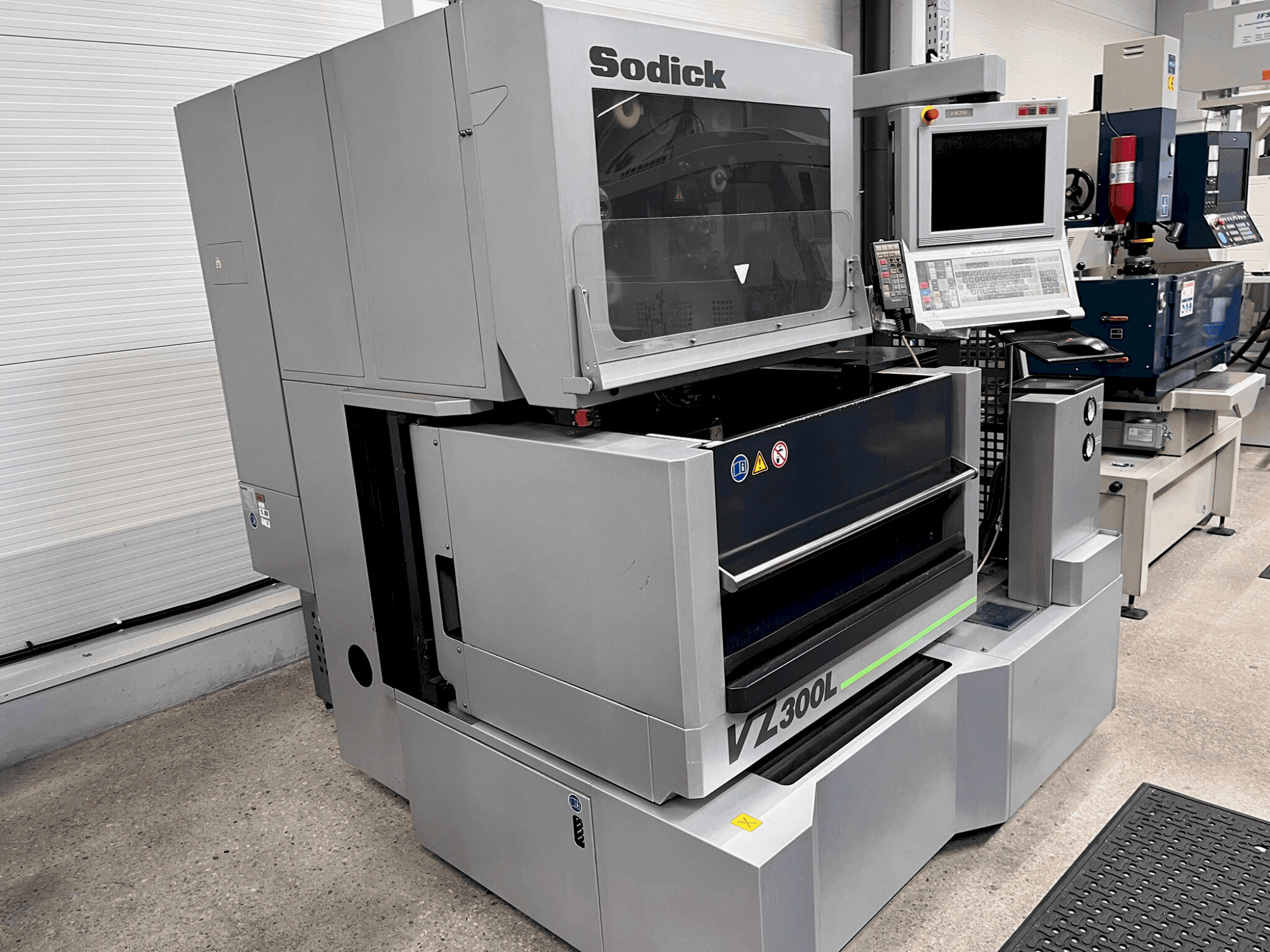 Linke Seitenansicht der Sodick VZ 300L Maschine