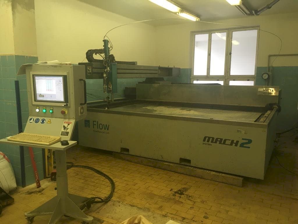 Frontansicht der Flow Mach 2-3120b Maschine