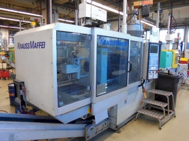 Linke Seitenansicht der Krauss Maffei KM 65-390-C2  Maschine