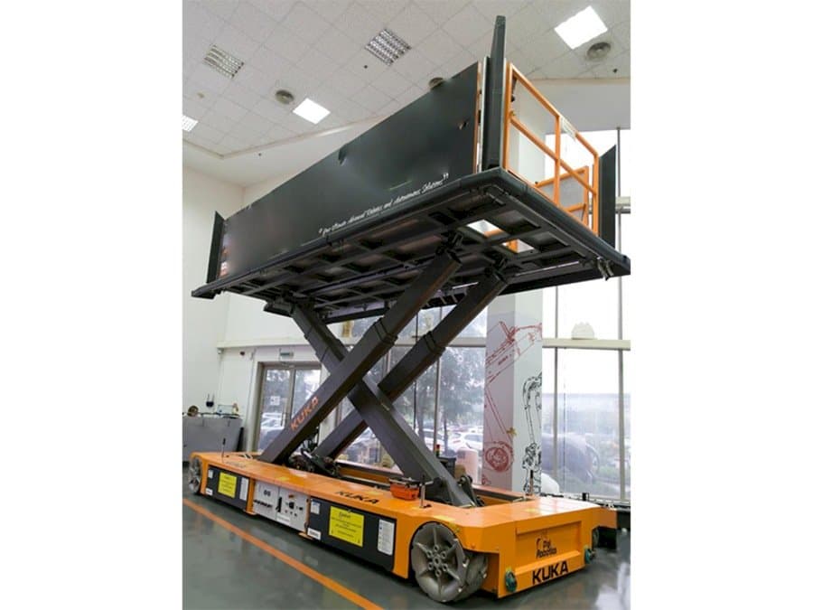 Frontansicht der KUKA KoM TL-3 E575 1000 Maschine