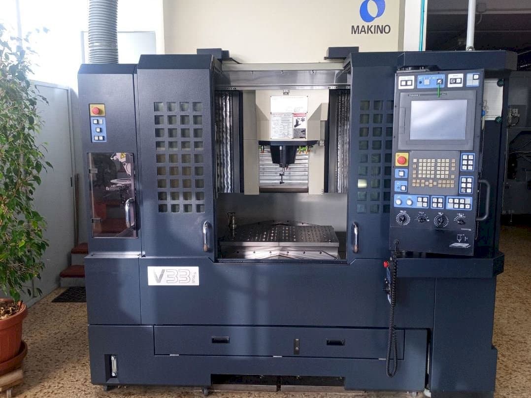 Frontansicht der Makino V33i A15F Maschine