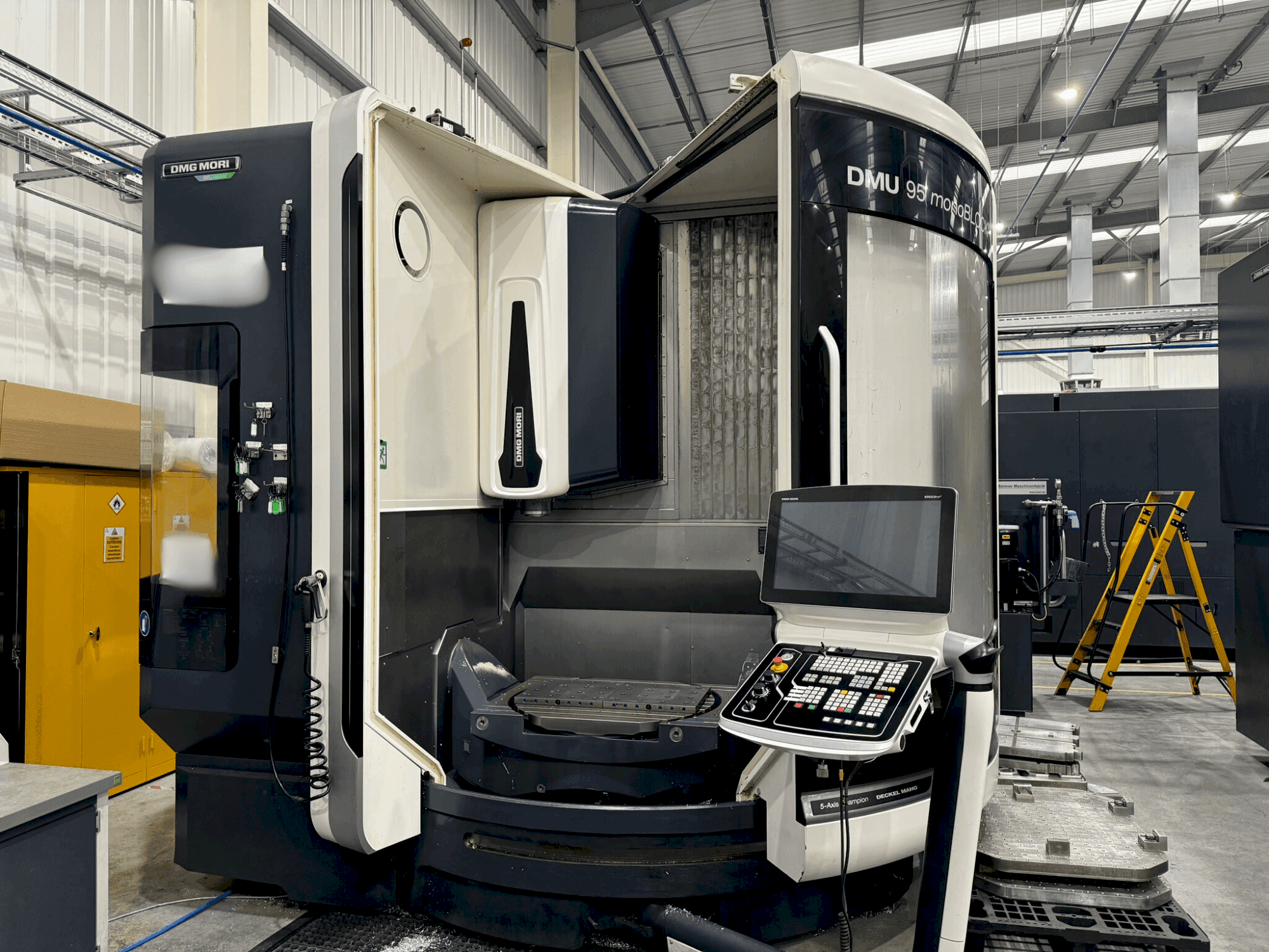 Frontansicht der DMG MORI DMU 95 monoBLOCK  Maschine