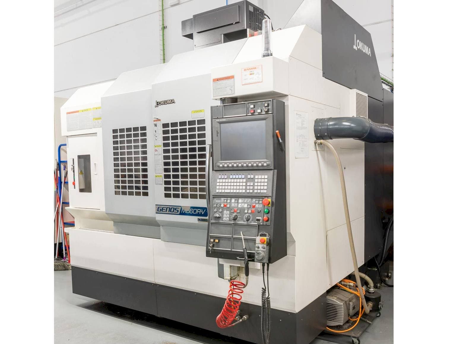 Frontansicht der Okuma Genos M560R-V  Maschine