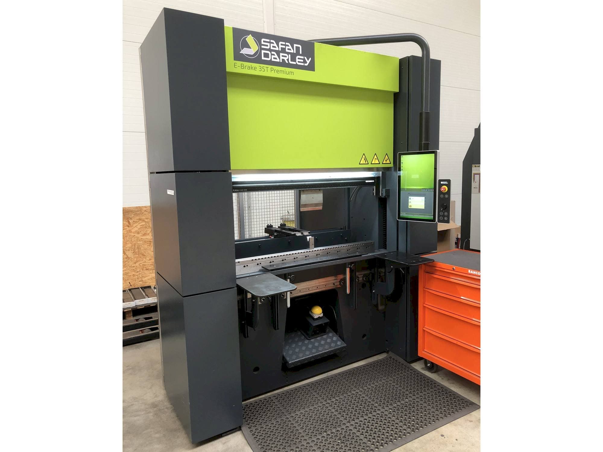 Frontansicht der Safan Darley E-Brake 35T Premium Maschine