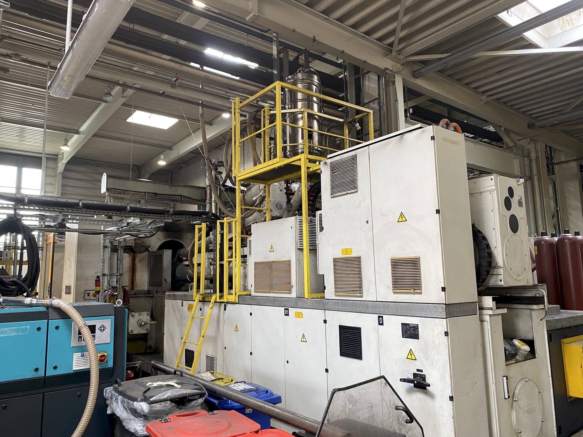 Frontansicht der Krauss Maffei 1600-12000-1400 MZ Maschine