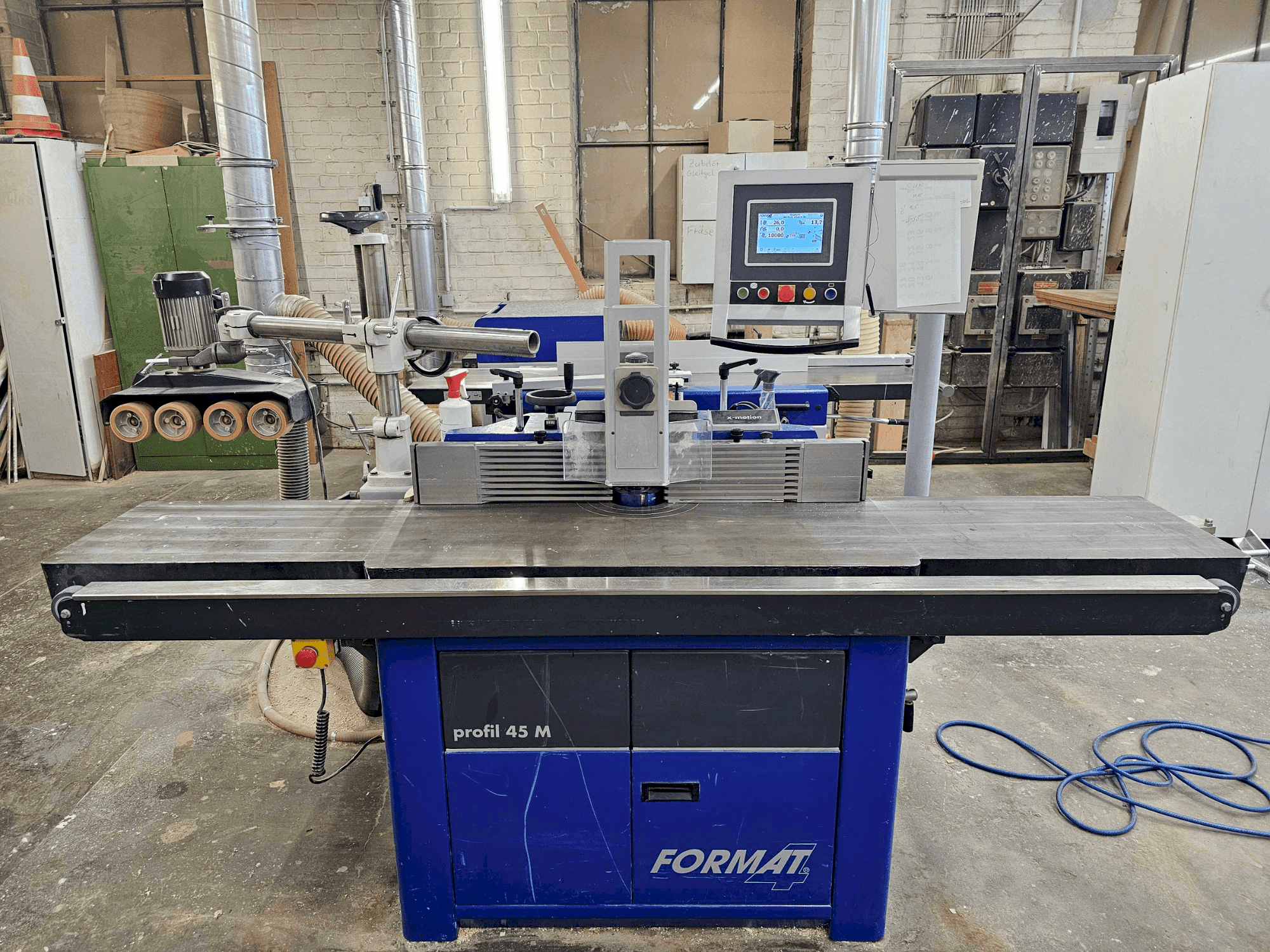 Frontansicht der FELDER Format Profil 45M x-motion (2013) Maschine