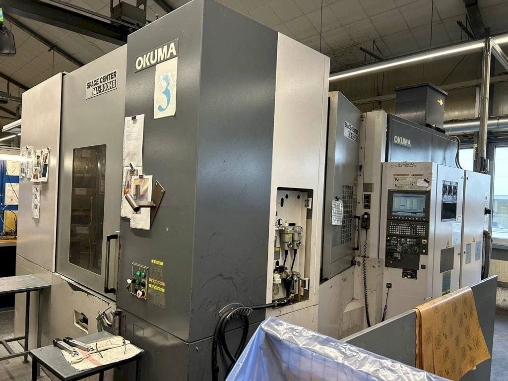 Linke Ansicht der Okuma MA 500HB Maschine