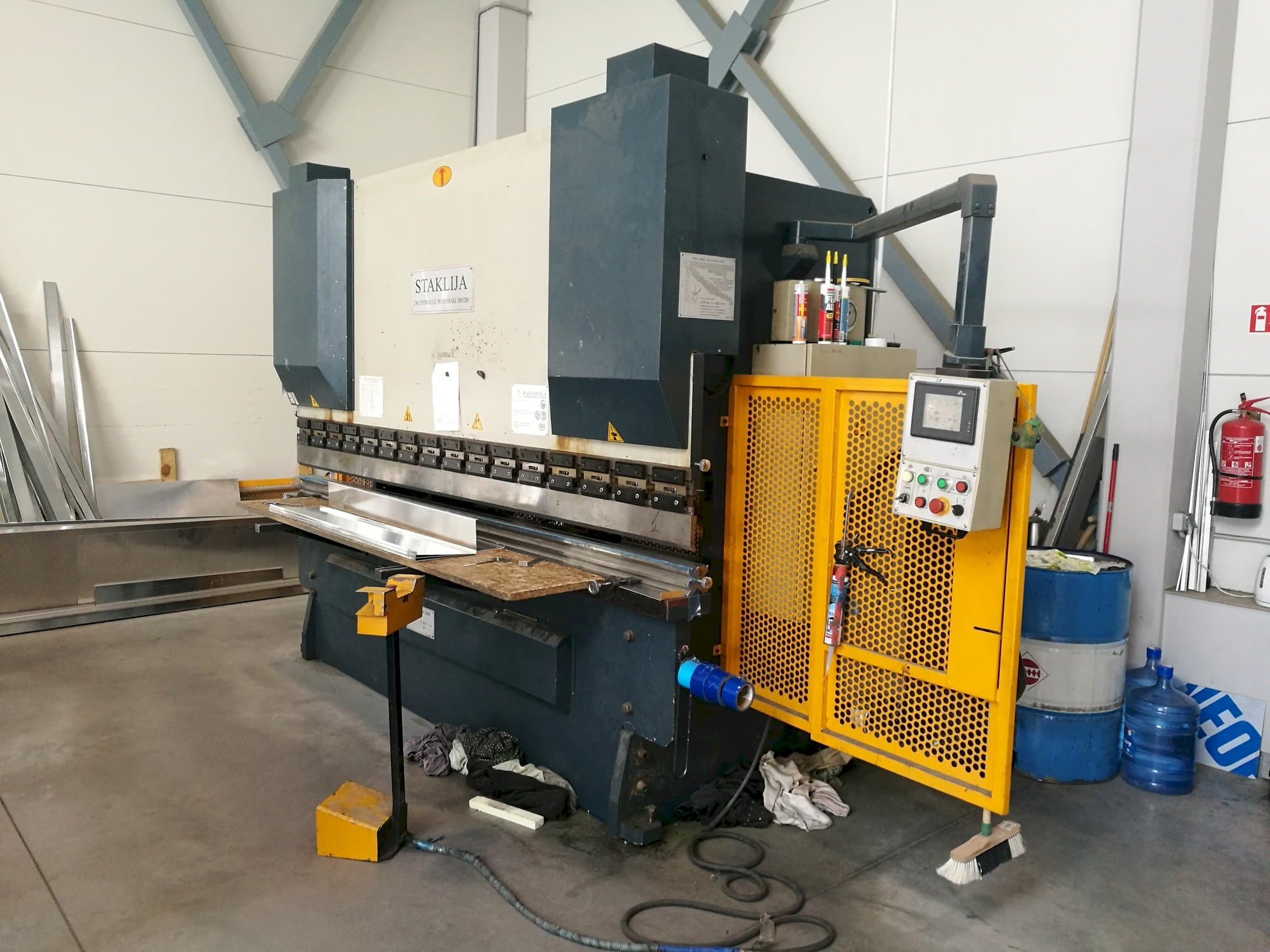 Frontansicht der Staklija WC67K-100x3200 Maschine