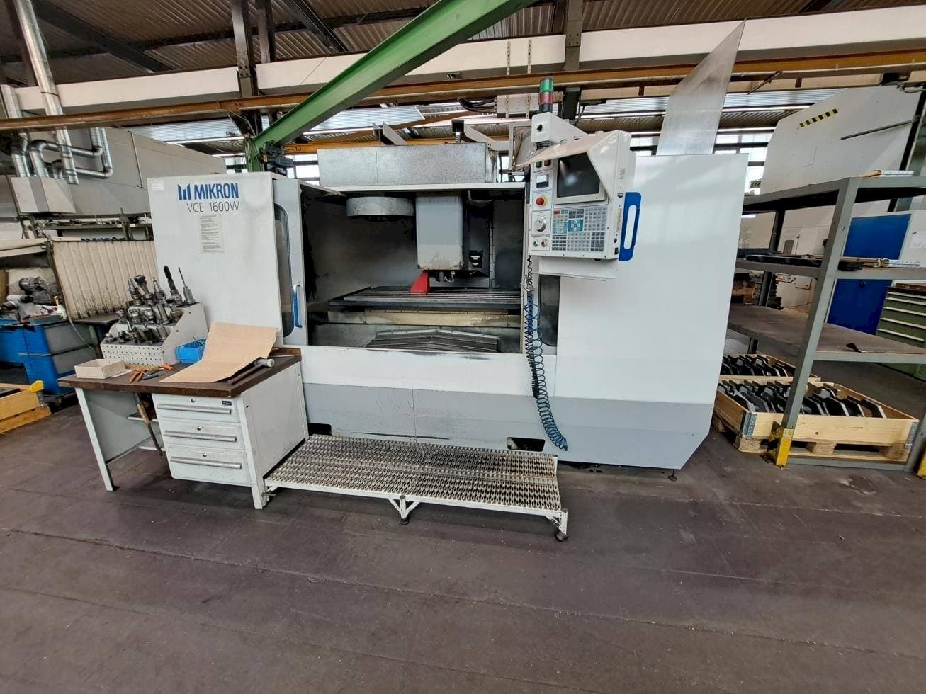Frontansicht der HAAS MIKRON VCE 1600W Maschine