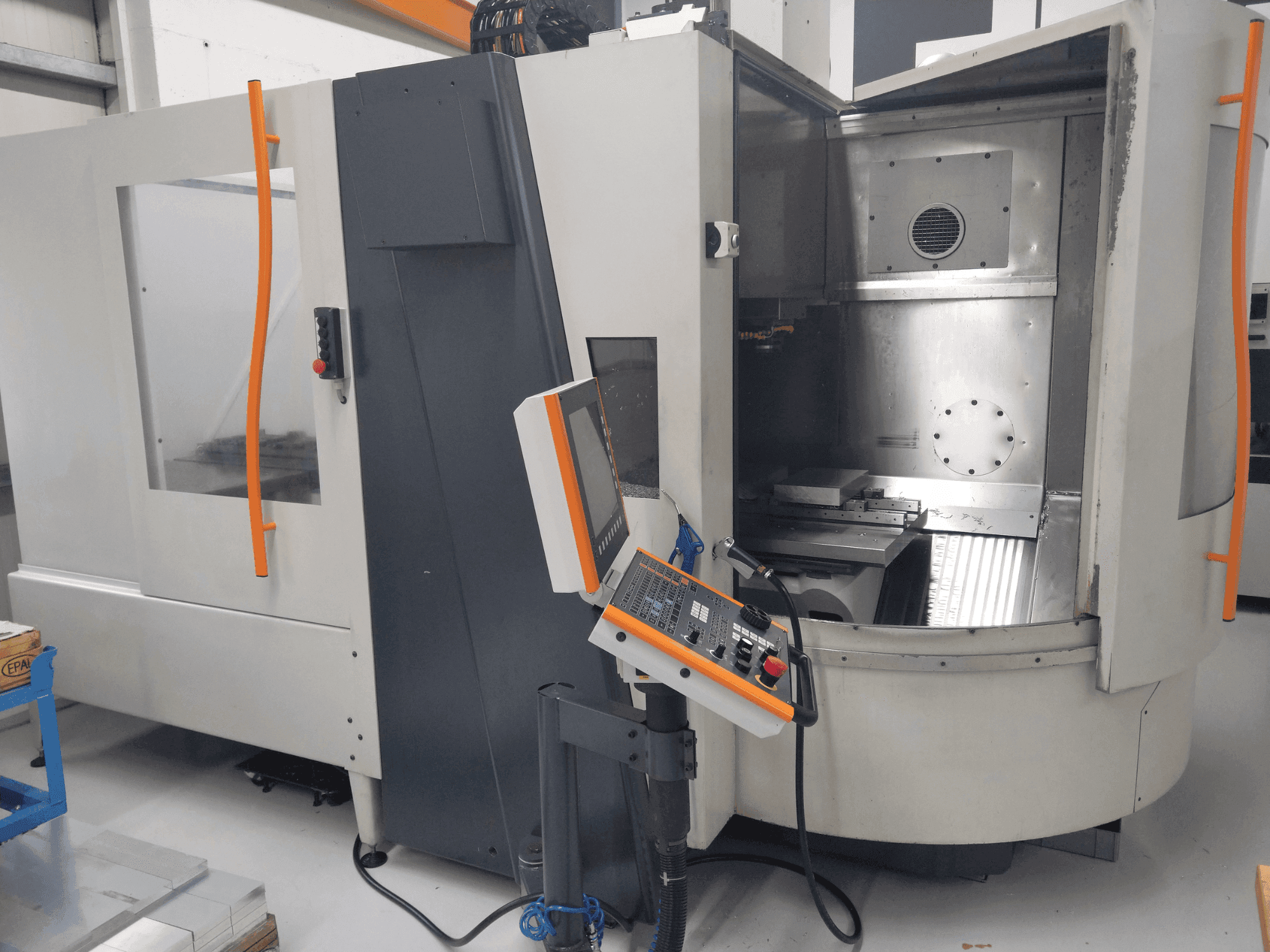 Frontansicht der MIKRON HSM 800  Maschine