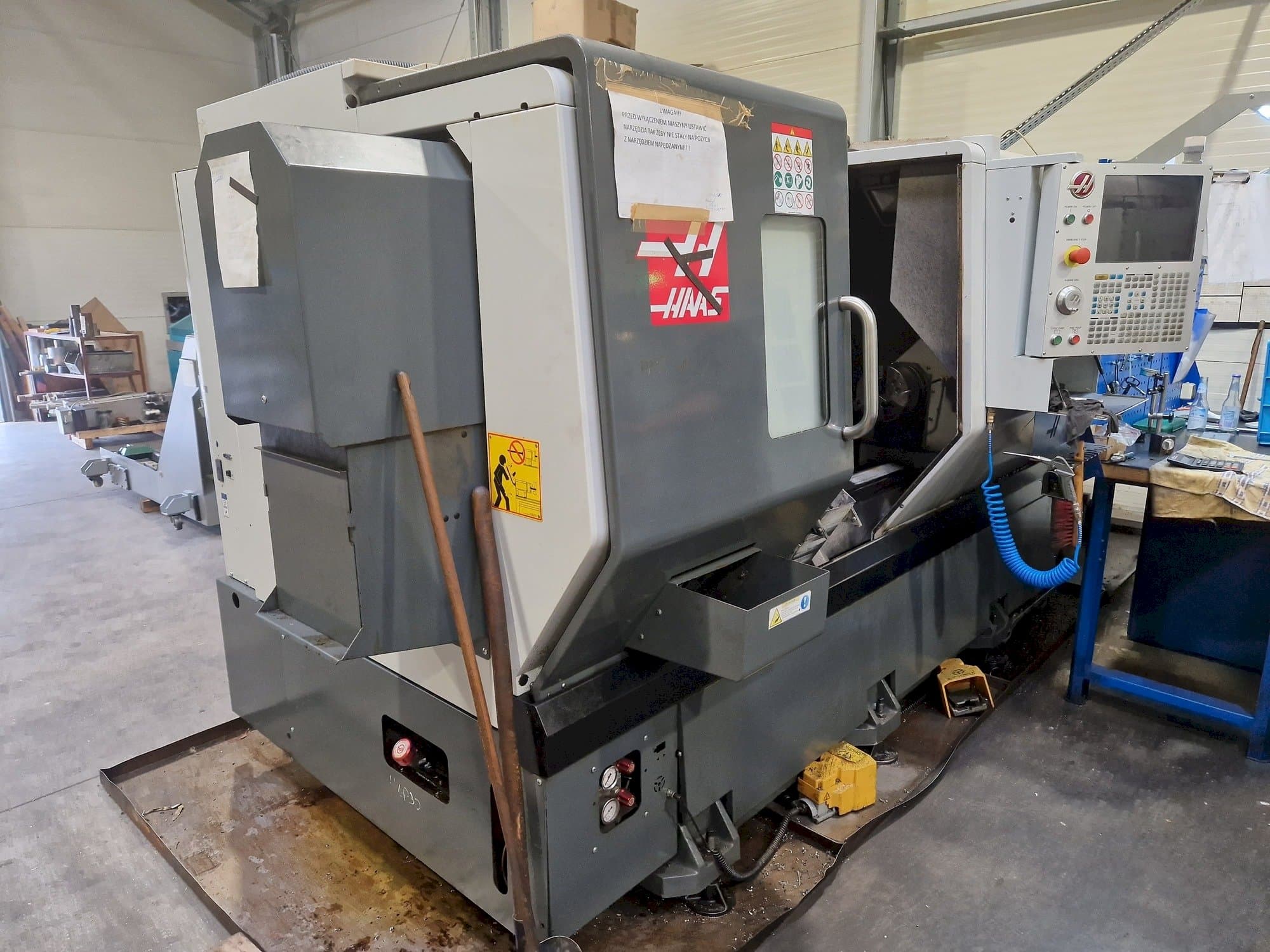 Linke Seitenansicht der HAAS DS-30Y Maschine