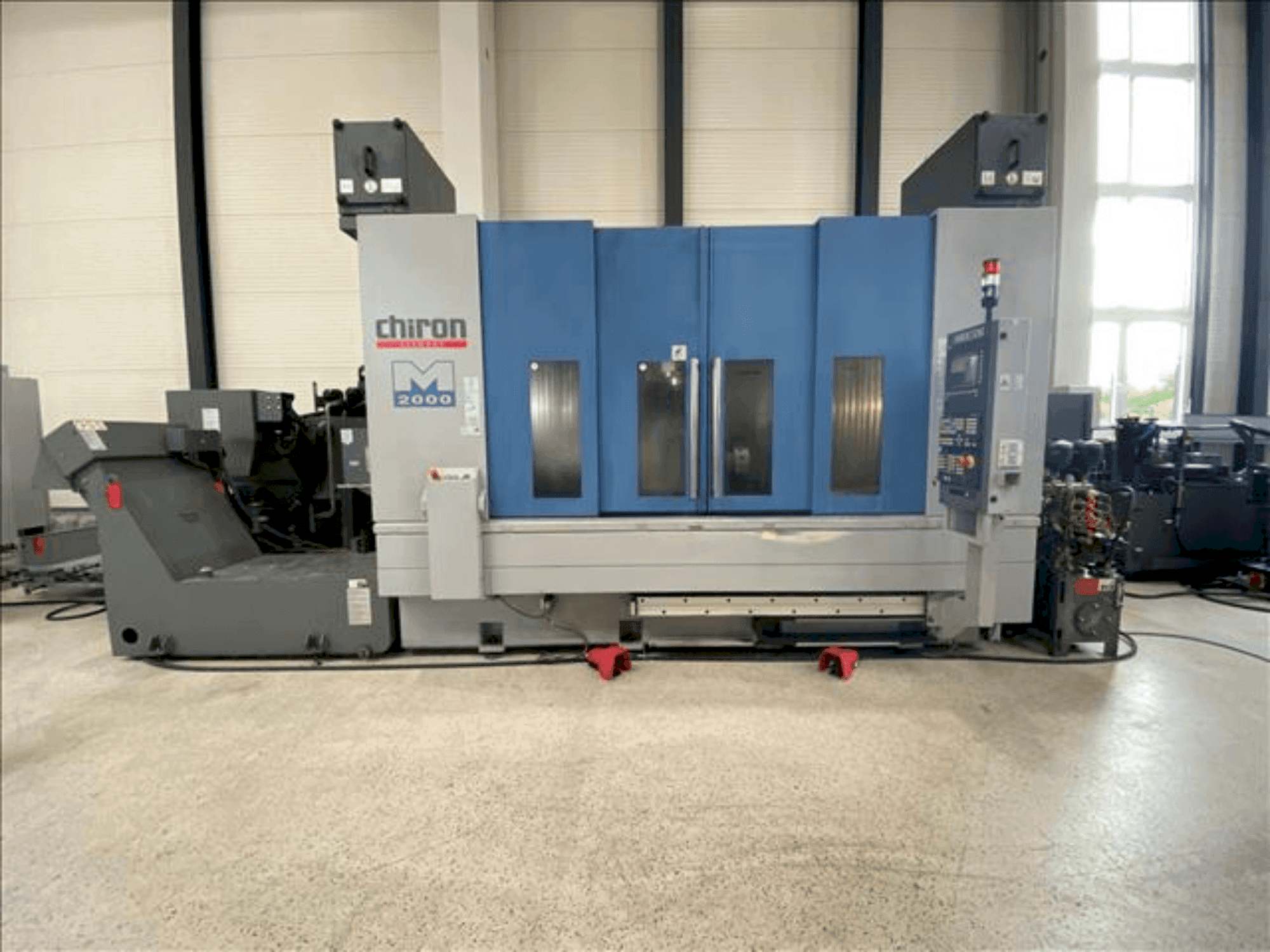 Frontansicht der CHIRON Mill 2000  Maschine