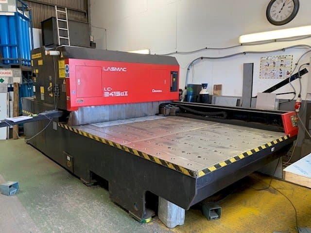 Frontansicht der AMADA LC 2415 Alpha 2 Maschine