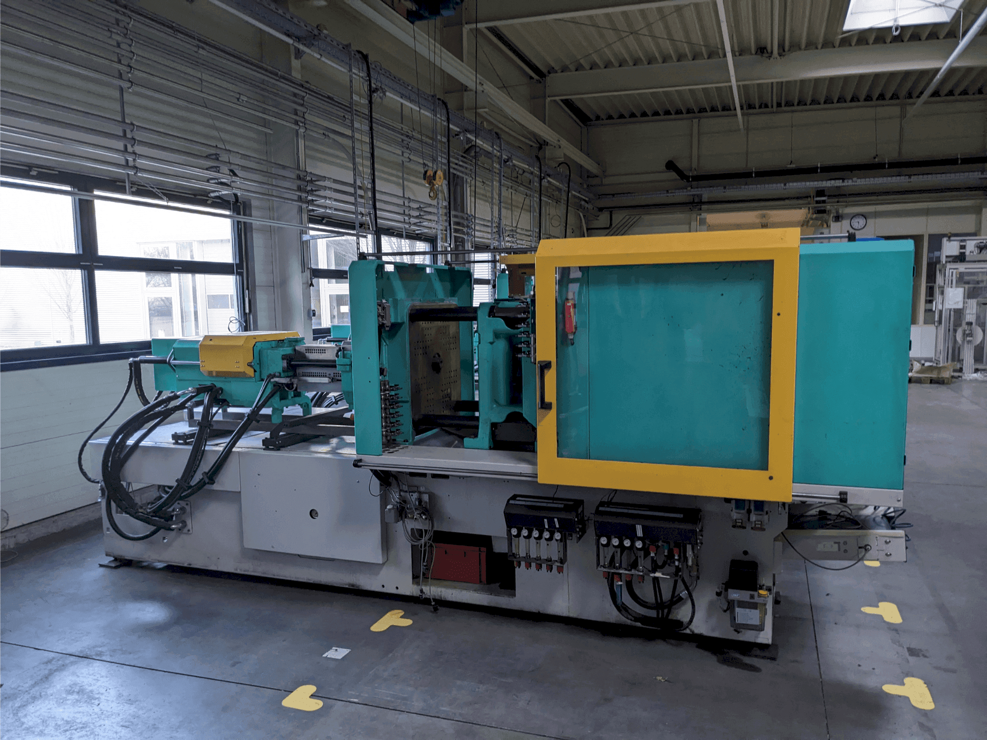 Frontansicht der Arburg 520 H 1500 - 400 Maschine