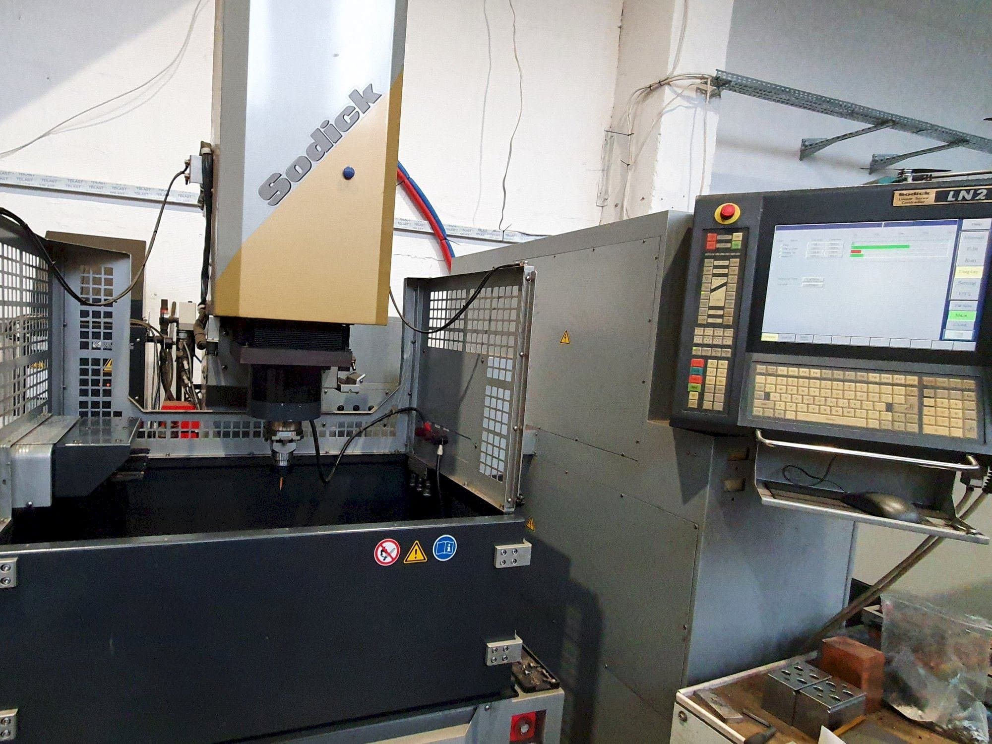 Frontansicht der Sodick AM3L (2005)  Maschine