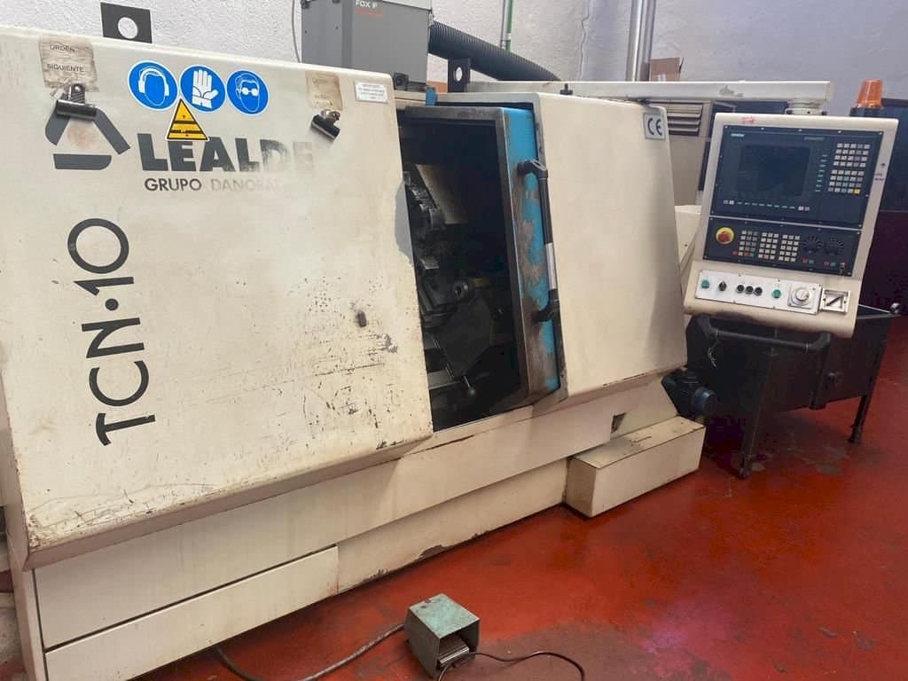 Frontansicht der Lealde TCN-10 Maschine