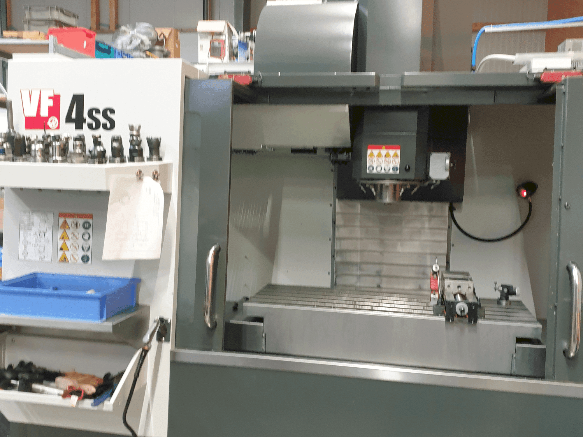 Frontansicht der HAAS VF 4 SS Maschine