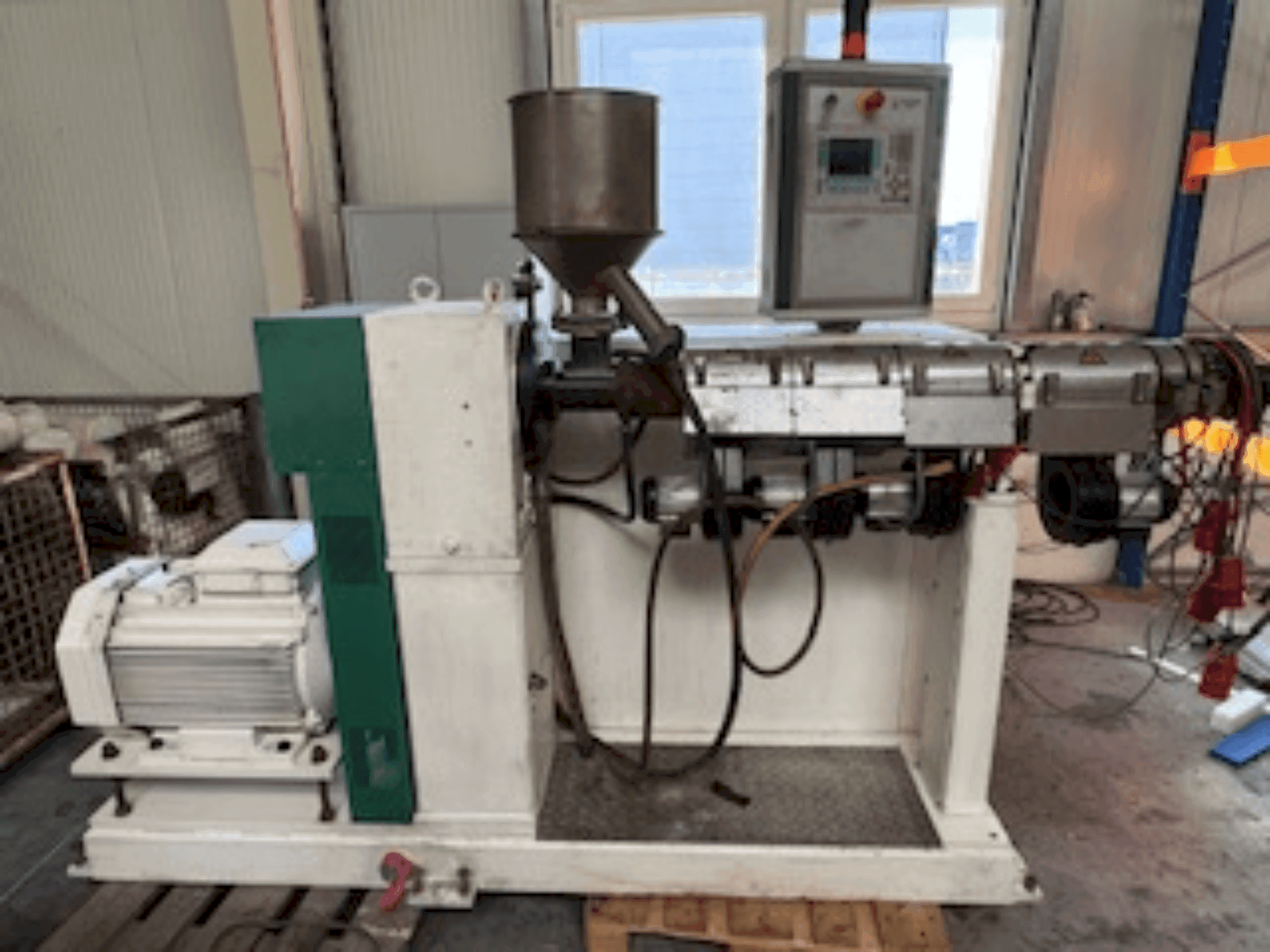 Frontansicht der KUHNE KS45-24D  Maschine