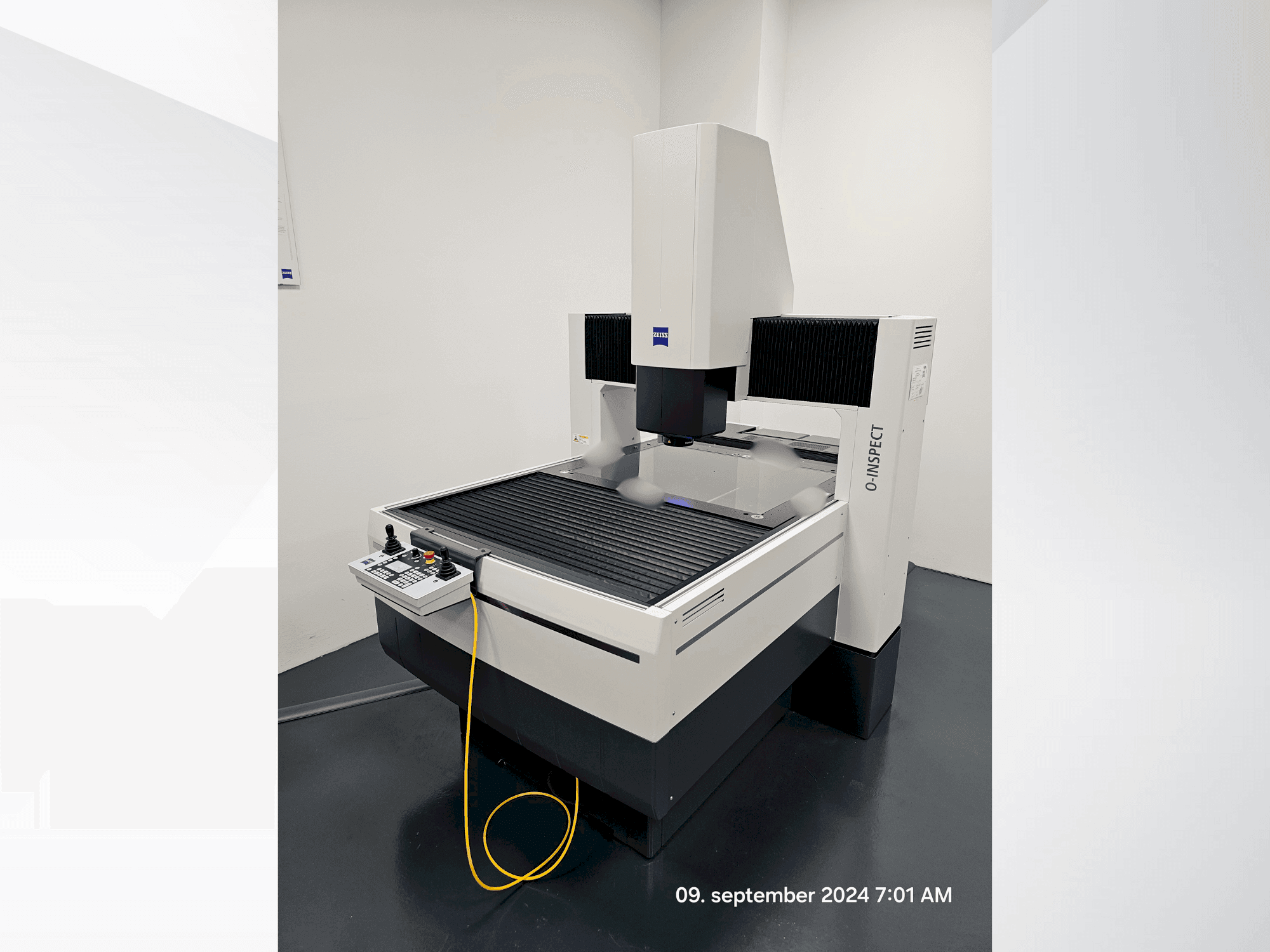 Frontansicht der ZEISS 0-inspect  Maschine