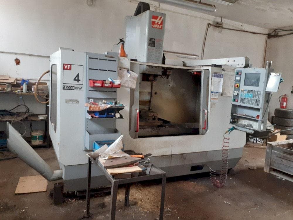 Frontansicht der HAAS VF-4 DHE Maschine