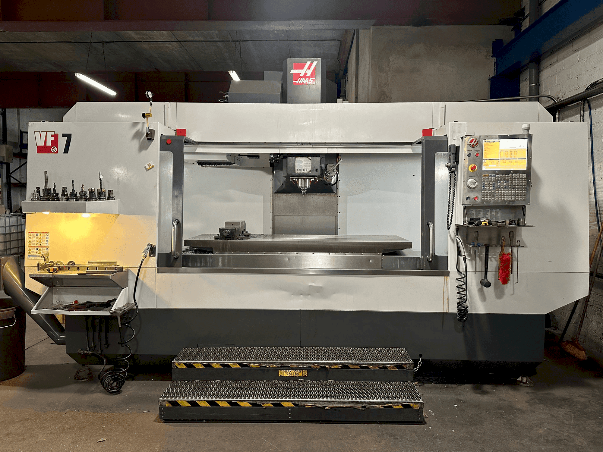 Frontansicht der HAAS VF-7/40 Maschine