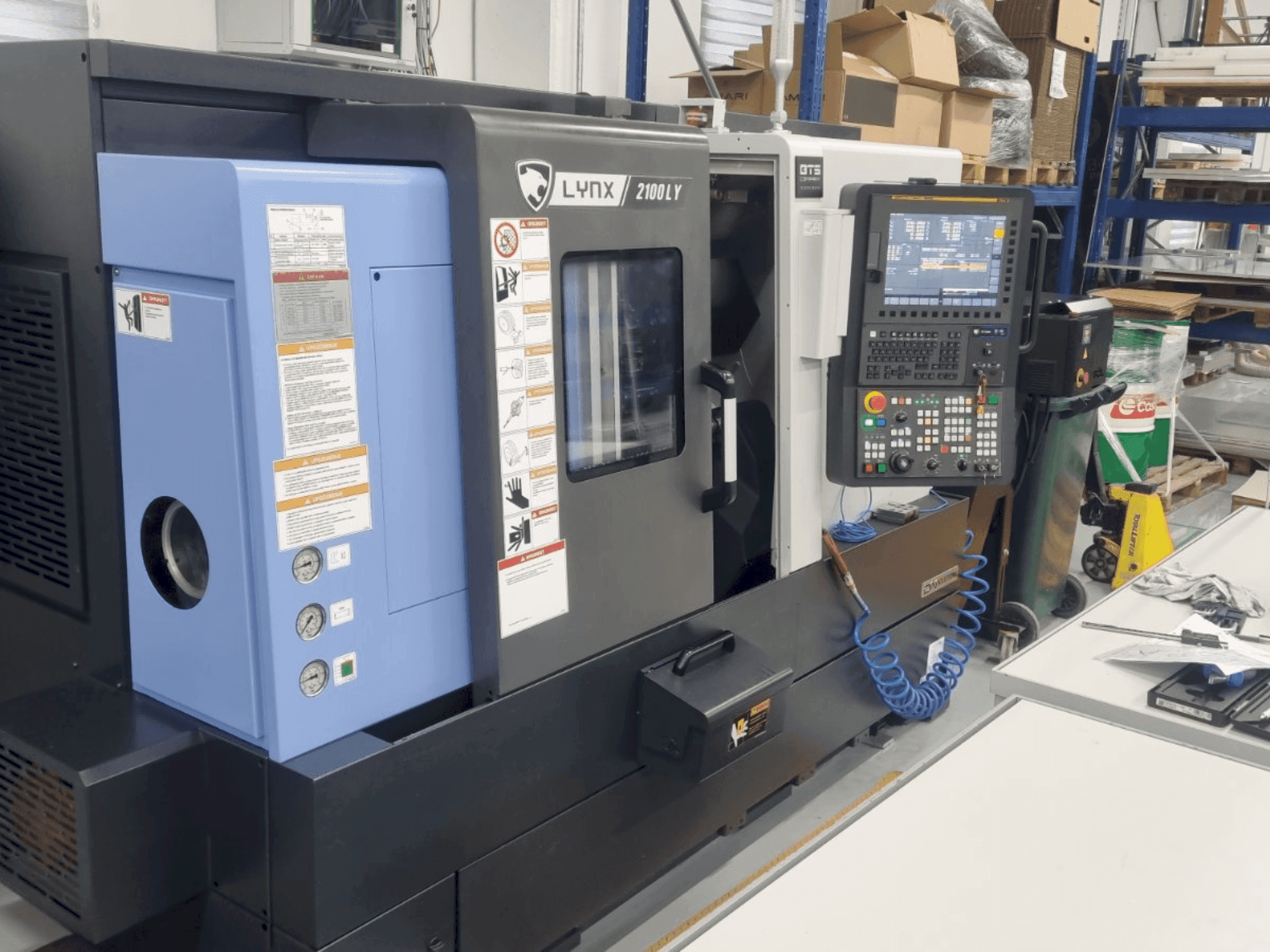 Frontansicht der DN SOLUTIONS LYNX 2100 LYB Maschine