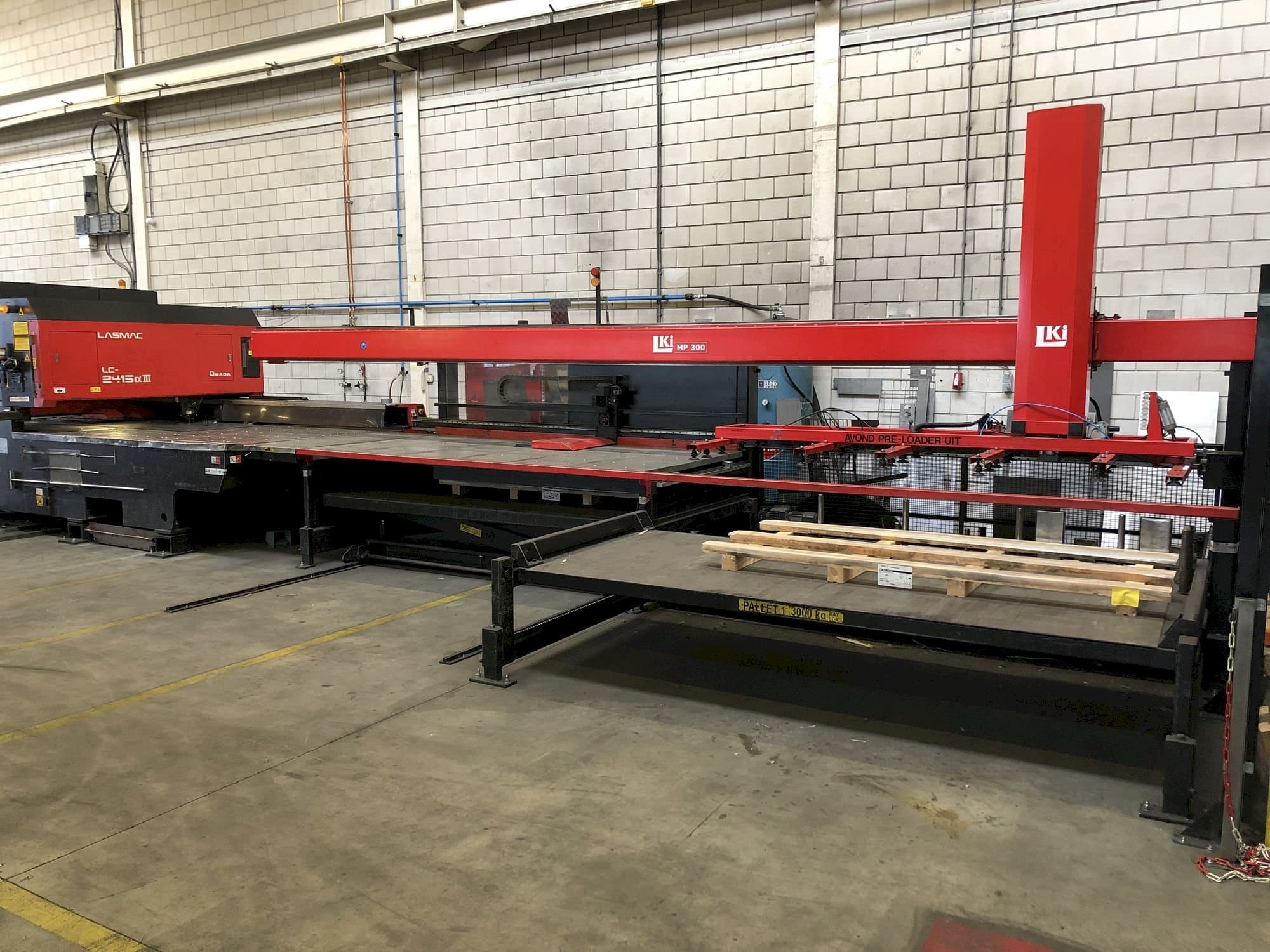 Frontansicht der AMADA LC2415 ALPHA III  Maschine